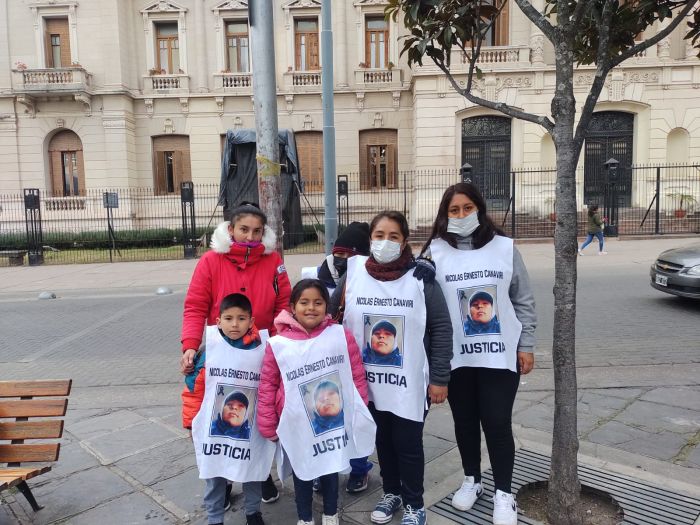 Familiares de Nicolas Cavaniri manifestaron con los Padres del Dolor frente a Casa de Gobierno pidiendo justicia