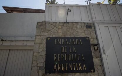 “Estamos siendo acosados y perseguidos”: la acusación contra Maduro de los refugiados en la embajada argentina