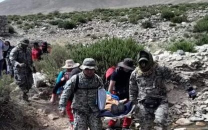 Un equipo de rescatistas traslado al Hospital Pablo Soria a una mujer de 86 años