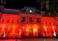 La fachada de Casa de Gobierno iluminada de rojo en conmemoración del Día Mundial de la Hemofilia