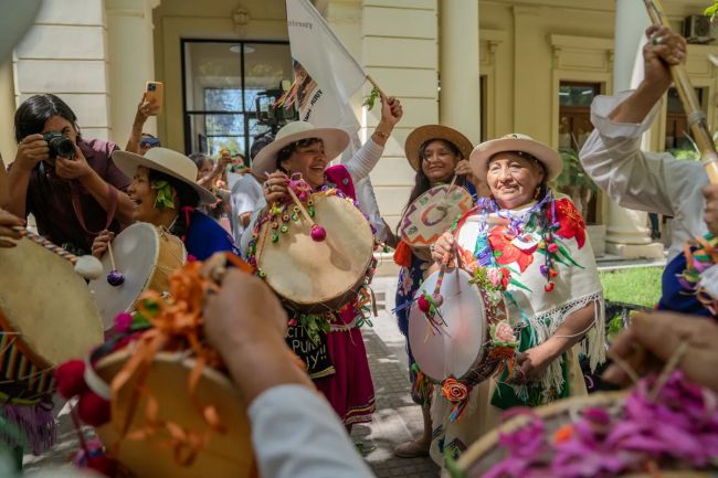 Copla y tradición en Jujuy: Las comadres cantaron y bailaron en la Casa de Gobierno