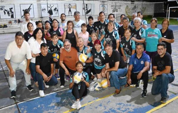 Jorge visitó el polideportivo Kennedy y entregó equipamiento al equipo de Newcom