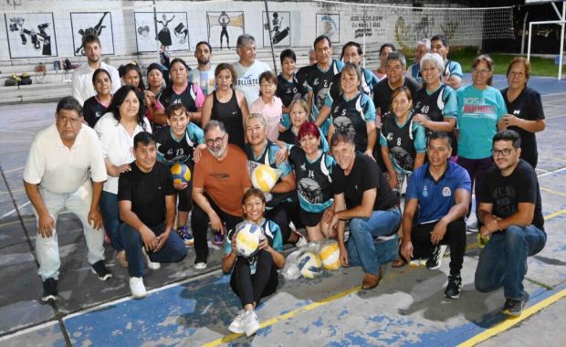 Jorge visitó el polideportivo Kennedy y entregó equipamiento al equipo de Newcom