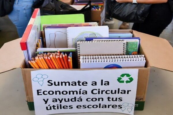 El municipio capitalino lanzo una colecta solidaria de útiles escolares en distintos puntos de la ciudad