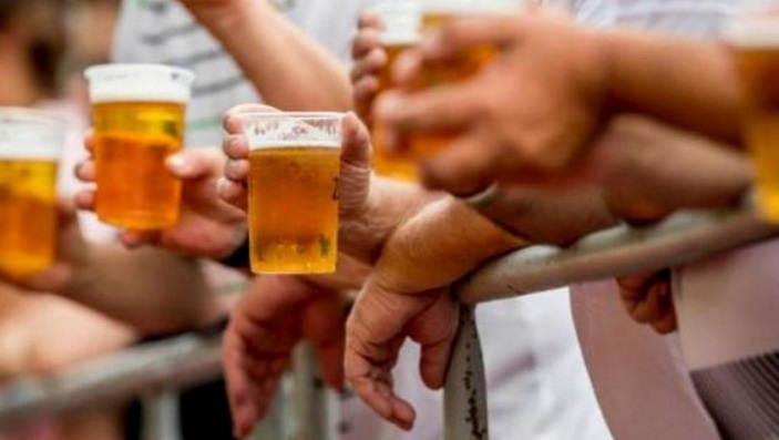 Alcohol en estadios: Organizaciones alertan por su impacto en la seguridad vial