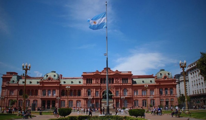 El Gobierno creó una oficina para «desmentir operaciones» de medios y políticos