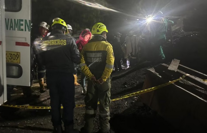 Recuperan cuerpos de seis mineros tras explosión en mina de Colombia