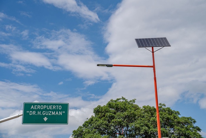 Iluminación del acceso al Aeropuerto: Energía solar recibiendo al mundo en Jujuy