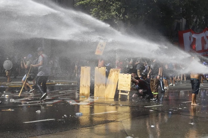 Incidentes por la reforma laboral: Gases, explosiones y detenidos en las afueras del Congreso