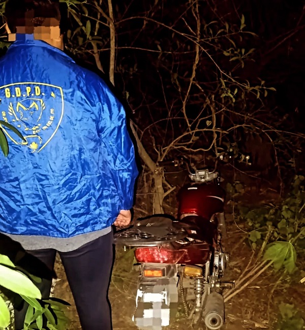 Entre malezas y desguace: Recuperaron una moto robada a orillas del Río Grande