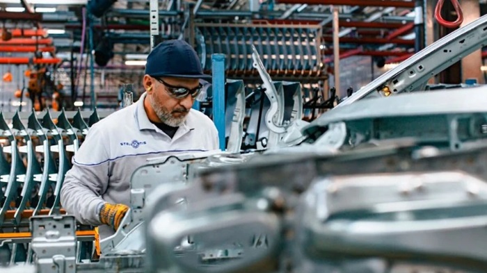 La empresa que fabrica Fiat, Peugeot y Citroën frenó la producción hasta marzo