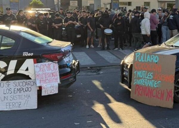 Rosario: Sigue la protesta policial en Jefatura a la espera de definiciones