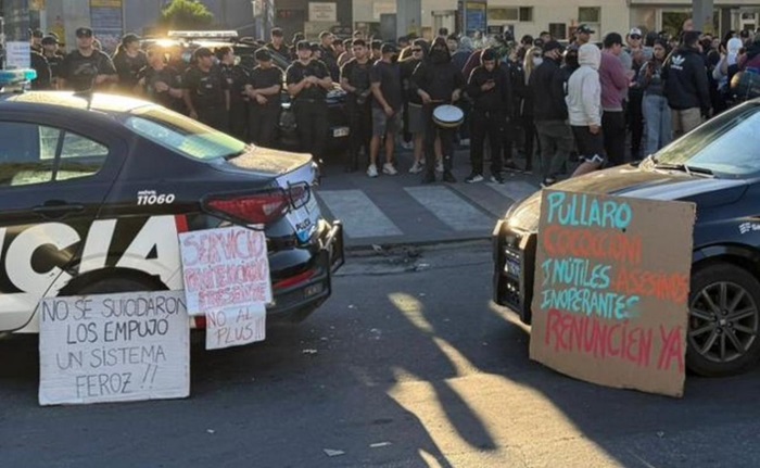 Rosario: Sigue la protesta policial en Jefatura a la espera de definiciones