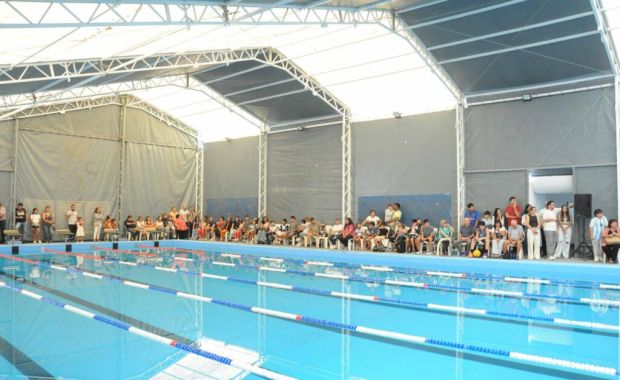 El municipio capitalino acompañó la reapertura de la pileta del Club Independiente