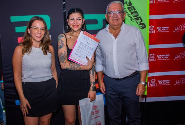 Entregaron un reconocimiento a Cazzu como “Personalidad Destacada de la Música y la Cultura”