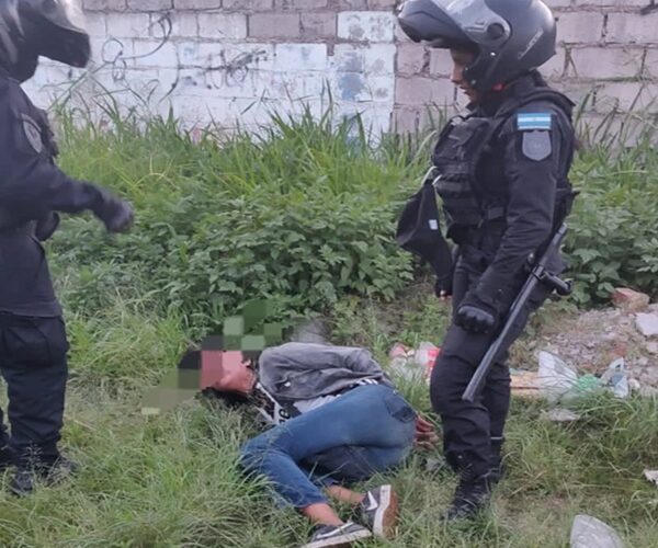 Era buscada y estaba armada: Cae una mujer tras persecución y ataque a pedradas contra la policía