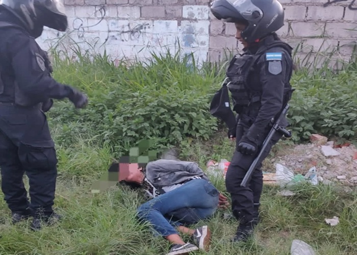 Era buscada y estaba armada: Cae una mujer tras persecución y ataque a pedradas contra la policía