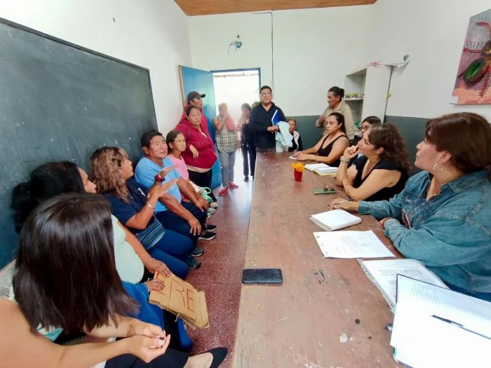 Tras un encuentro con la comunidad, Educación impulsa respuestas para la Escuela Rural N° 2