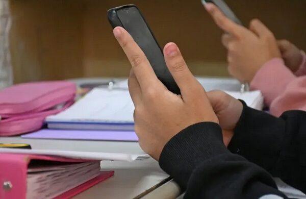 La Ciudad prohíbe el uso de celulares durante las clases en la escuela secundaria