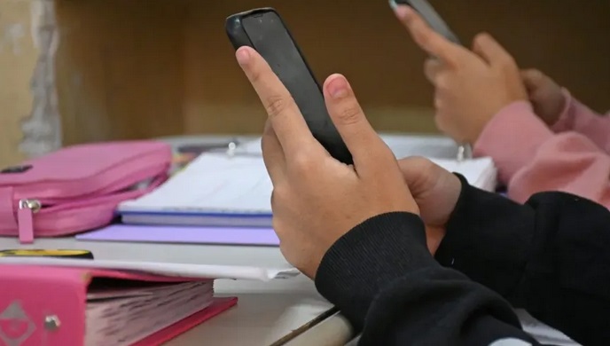 La Ciudad prohíbe el uso de celulares durante las clases en la escuela secundaria
