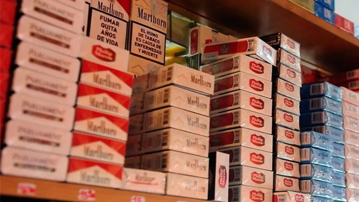 Gigante de los cigarrillos anuncia aumento del 7%: Cuánto costará un paquete de Marlboro, Lucky y Camel