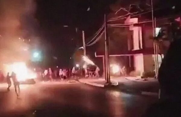 Protestas en Cuba por la crisis energética: Vecinos cacerolearon e incendiaron una sede del Partido Comunista