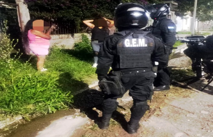 Lo atraparon escondido entre las malezas tras robar hierros de una vivienda