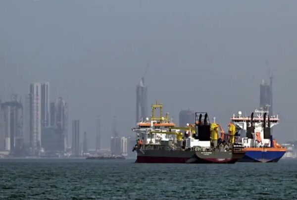 Los primeros buques atravesaron el estrecho de Ormuz tras el alto el fuego anunciado por Estados Unidos e Irán