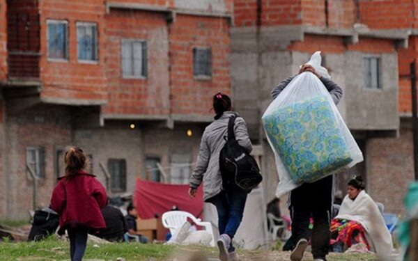 La pobreza bajó a 28,2% en el segundo semestre de 2025 y afectó a 13,5 millones de personas, según el INDEC