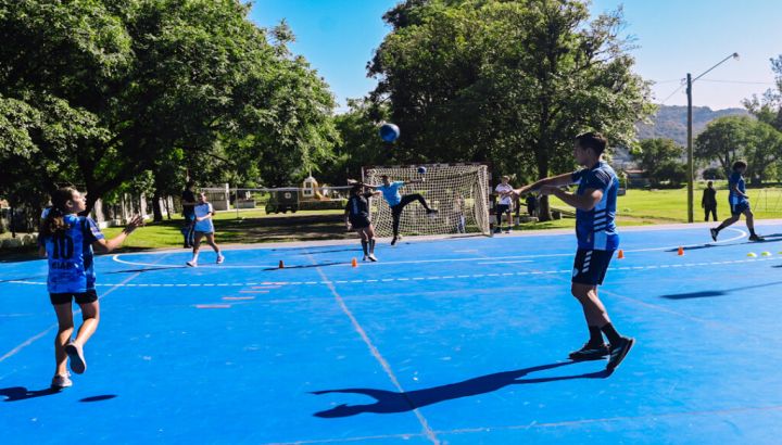 Con apoyo municipal, quedó inaugurada la renovación del polideportivo del RIM 20