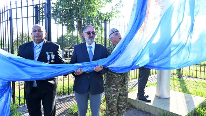 El intendente Jorge encabezó el izamiento de las banderas en el Parque Cívico