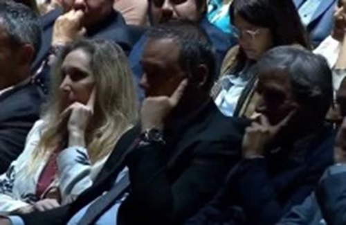 Karina furiosa porque Santiago se coló en la primera fila y encima Milei lo elogió