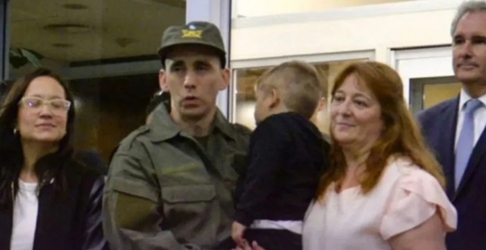 Nahuel Gallo llegó a la Argentina y fue recibido por su esposa e hijo