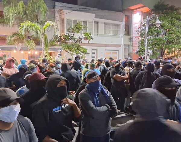 Importante movilización policial en Casa de Gobierno: Desconocen lo actuado por los representantes designado para negociar