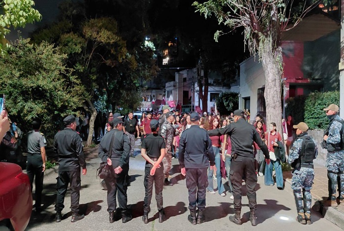 Durante un riguroso control policial secuestro alcohol en el «banderazo» estudiantil