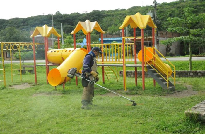 Realizan tareas de mantenimiento y limpieza de espacios públicos en Villa Jardín de Reyes