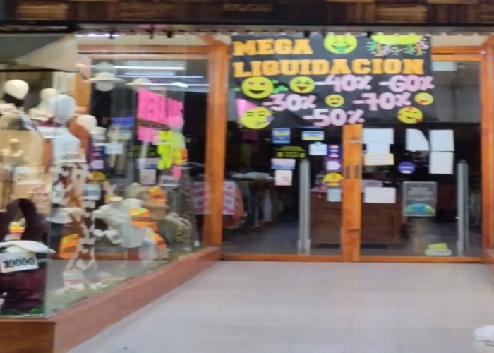 Reventó una vidriera en el centro de la Capital y las cámaras lo delataron