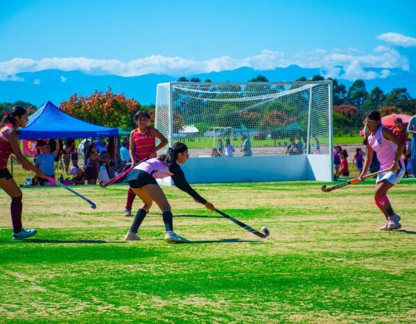Con la inauguración de la cancha de césped sintético, inicio de la Liga Municipal de Hockey en San Pedro