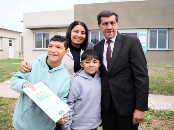 El gobernador Sadir realizó la entrega de 40 viviendas a familias de Calilegua
