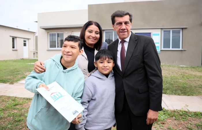 El gobernador Sadir realizó la entrega de 40 viviendas a&hellip;