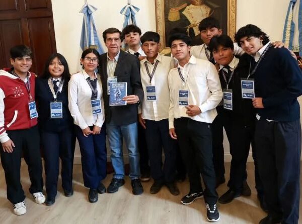 El gobernador Sadir reconoció a estudiantes jujeños antes de su participación en la Feria del Libro
