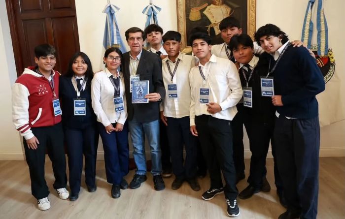 El gobernador Sadir reconoció a estudiantes jujeños antes de su&hellip;