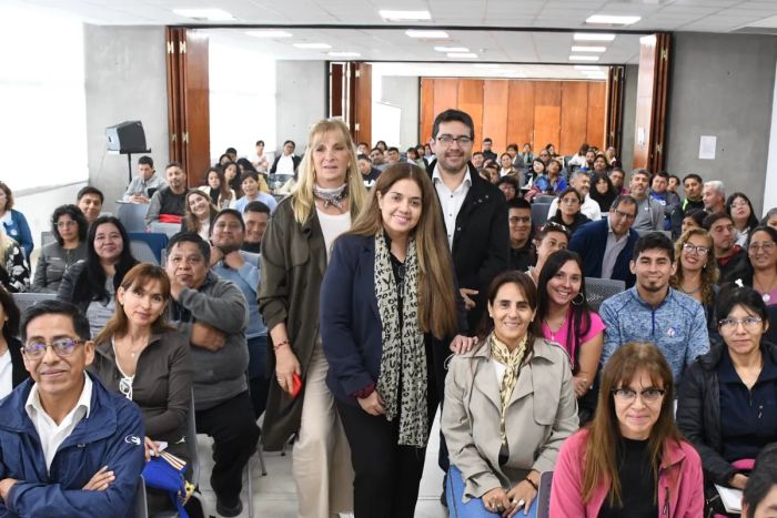 Capacitan a equipos directivos en ceremonial y protocolo para mejorar los actos escolares