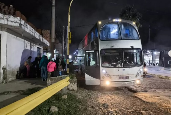 En Salta la CNRT desafectó un micro ilegal que viajaba en condiciones inseguras hacia Jujuy con 30 pasajeros