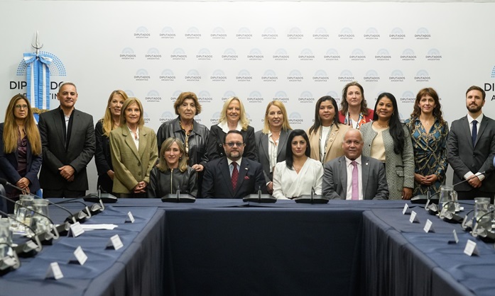 El ministro de comercio e industria y el embajador de Panamá visitaron el Congreso Nacional