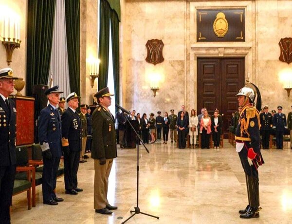 Entrega de insignias de grado a ascendidos de las Fuerzas Armadas