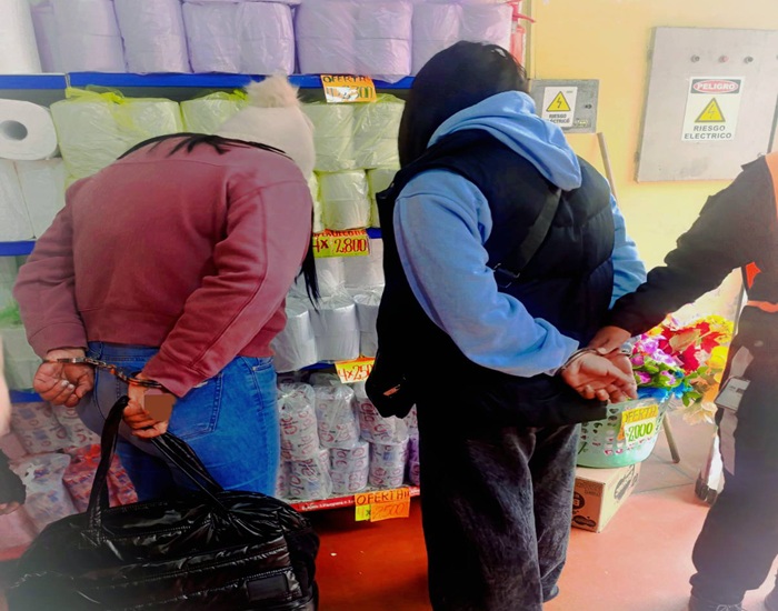 En el microcentro: Las descubrieron por las cámaras robando en una pañalera y terminaron detenidas