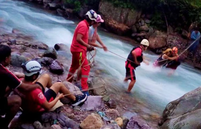 Bomberos rescatan a seis personas atrapadas por las crecidas de dos rios