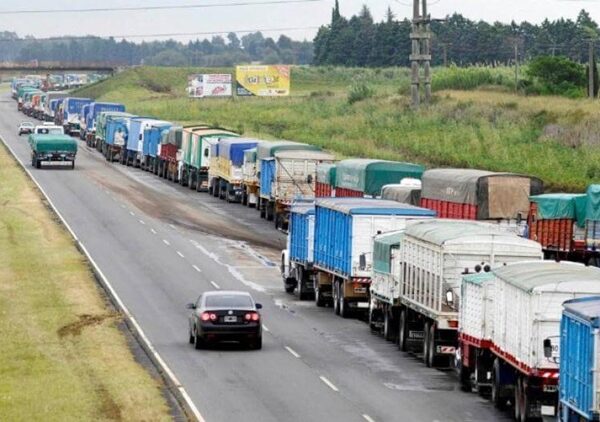 Transportistas cortan rutas en plena cosecha y hay alerta en los agroexportadores