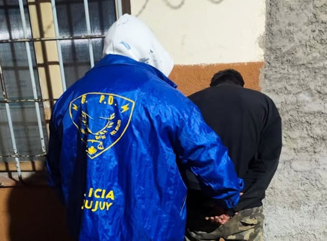 En barrio Gorriti: Un «trapito» le robó el celular a un hombre que dormía en la plaza y terminó detenido